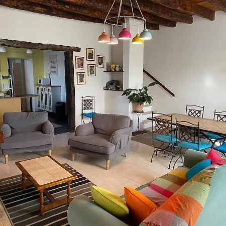 La Maison Pont Rouge بيت للعطل *